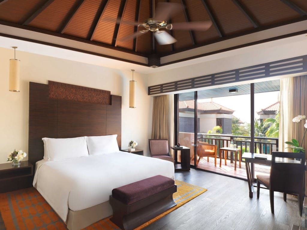 rooms-premier-lagoon-view-room