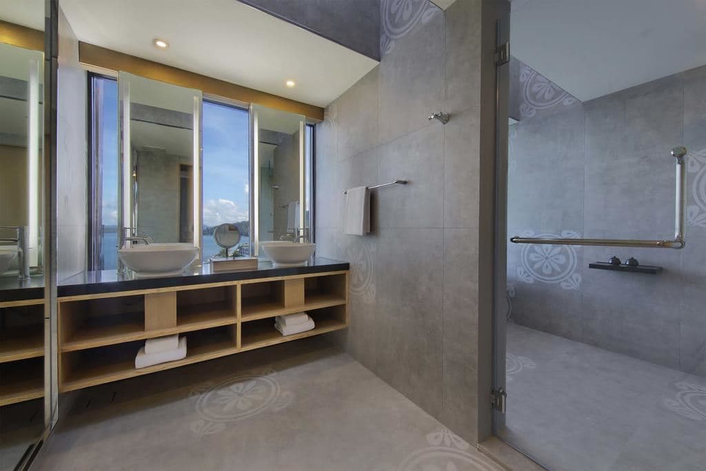 rooms-king-bed-hilltop-ocean-view-suite