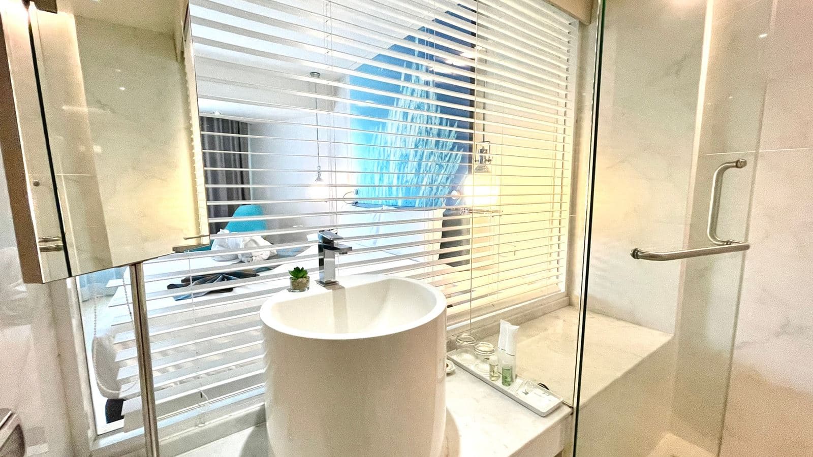 rooms-deluxe-room-pool-view