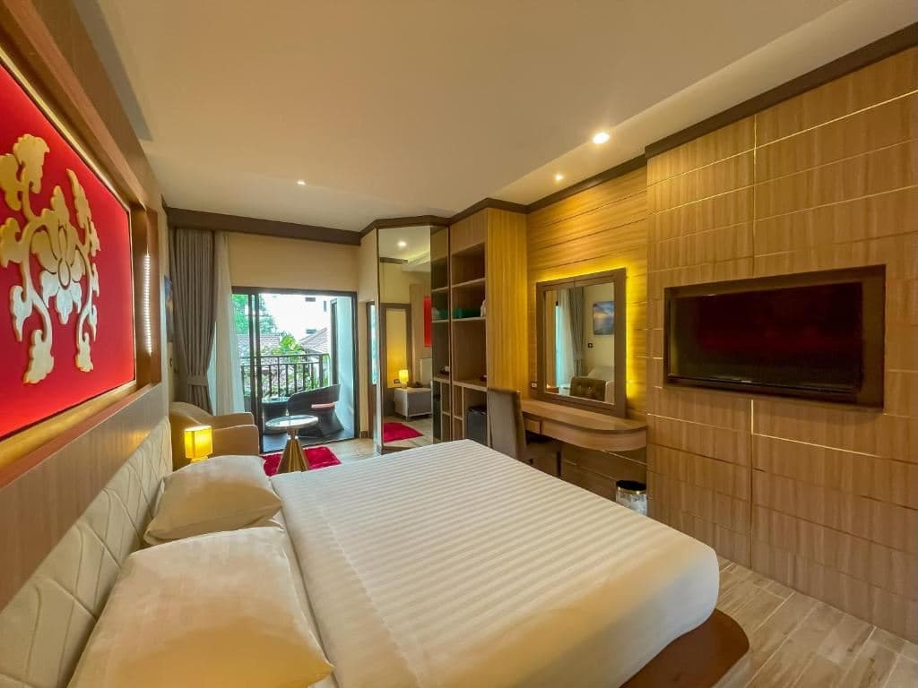 rooms-deluxe-balcony-king-pool-view