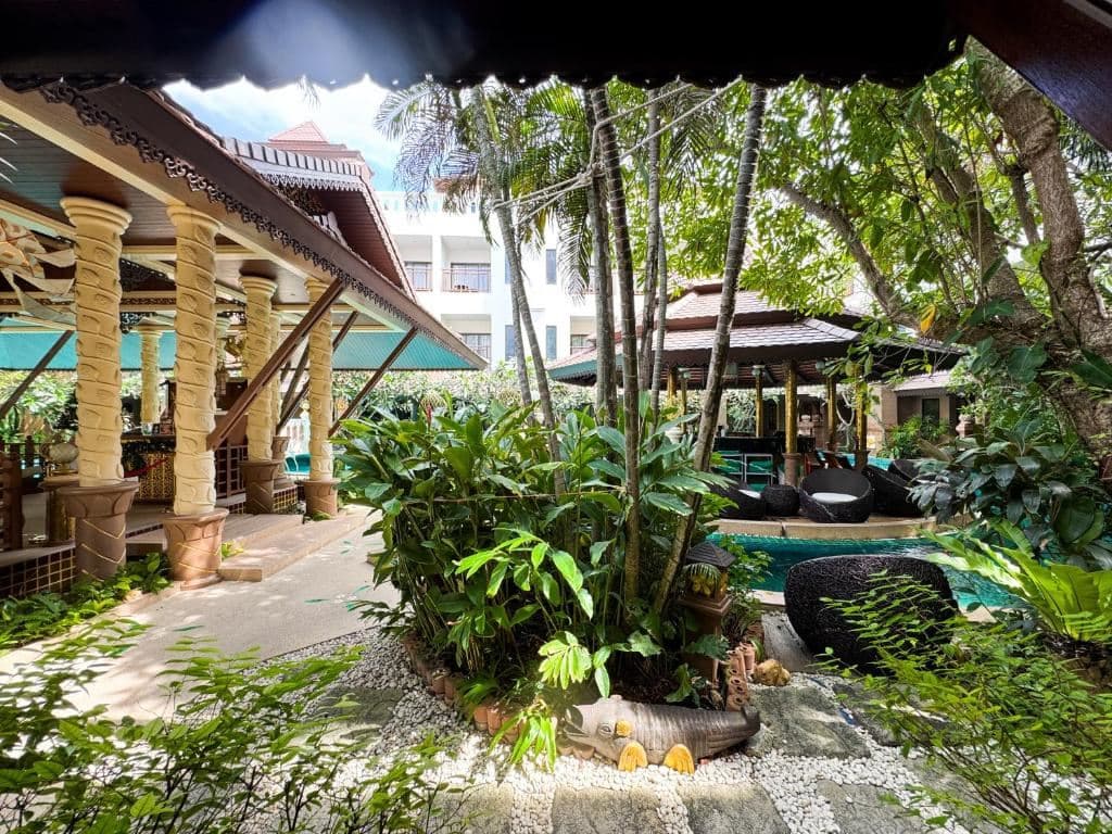 rooms-deluxe-pool-front