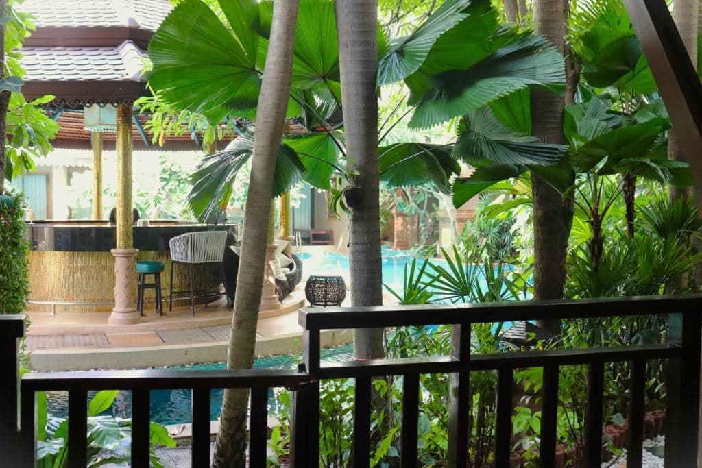 rooms-deluxe-pool-front