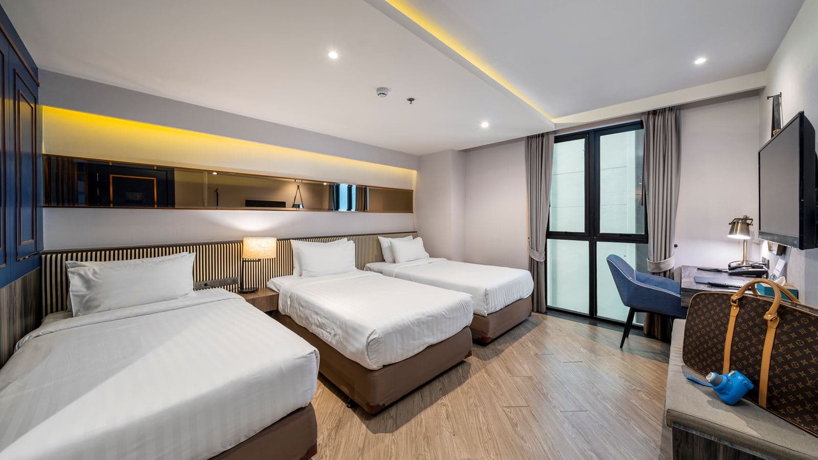 rooms-deluxe-discovery-triple-bed