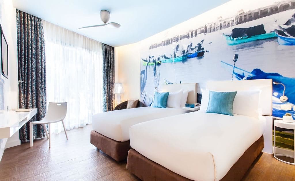 rooms-deluxe-pool