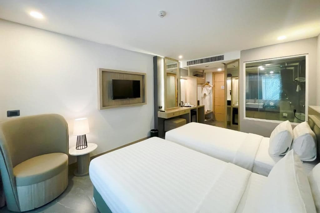 rooms-deluxe-twin-balcony-room