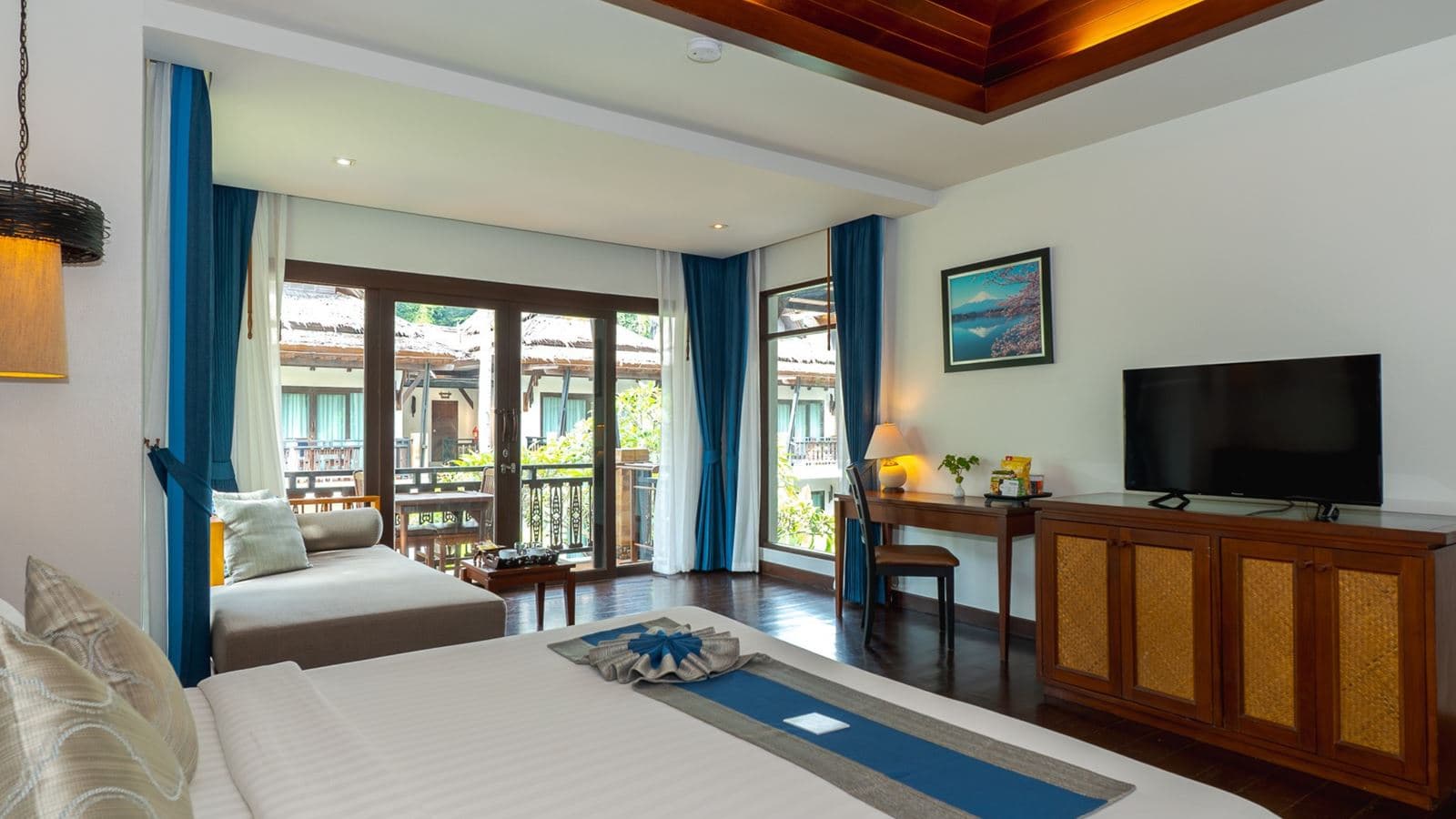 rooms-deluxe-pool-view