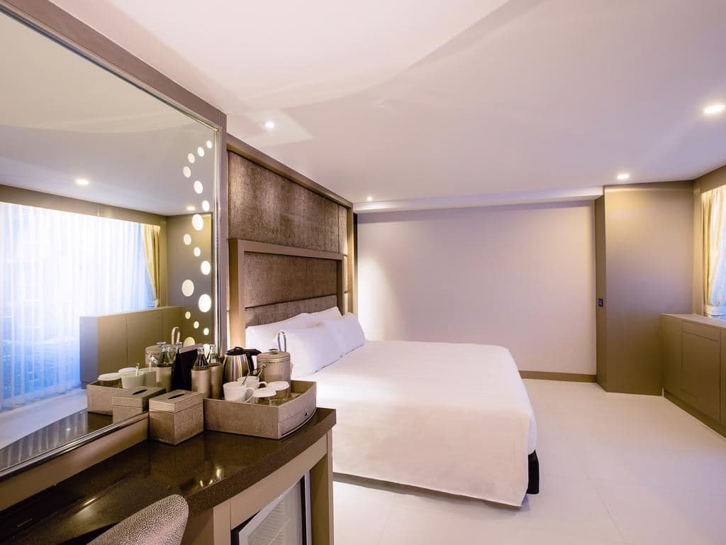 rooms-deluxe-pool-view