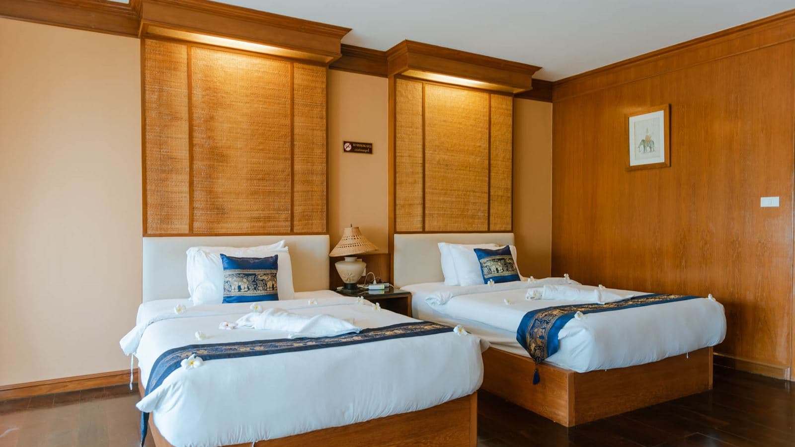 rooms-deluxe-room