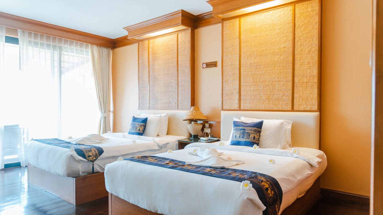 rooms-deluxe-room