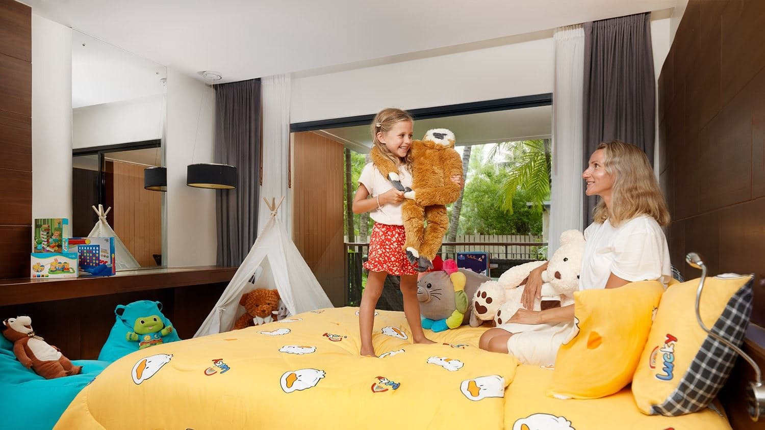 rooms-family-room-garden-view