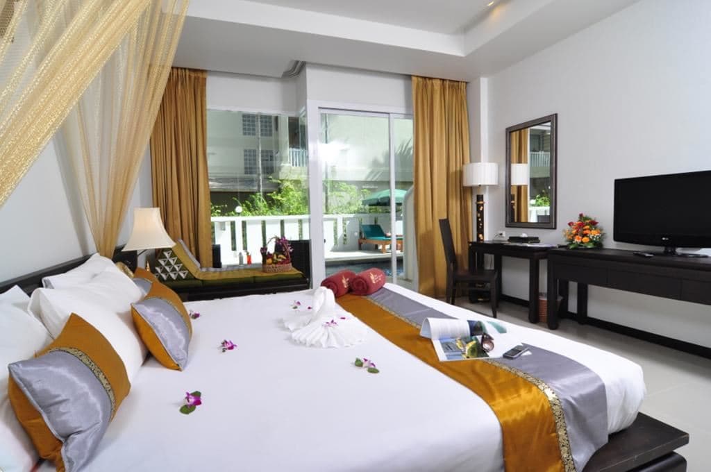 rooms-premier-pool-access