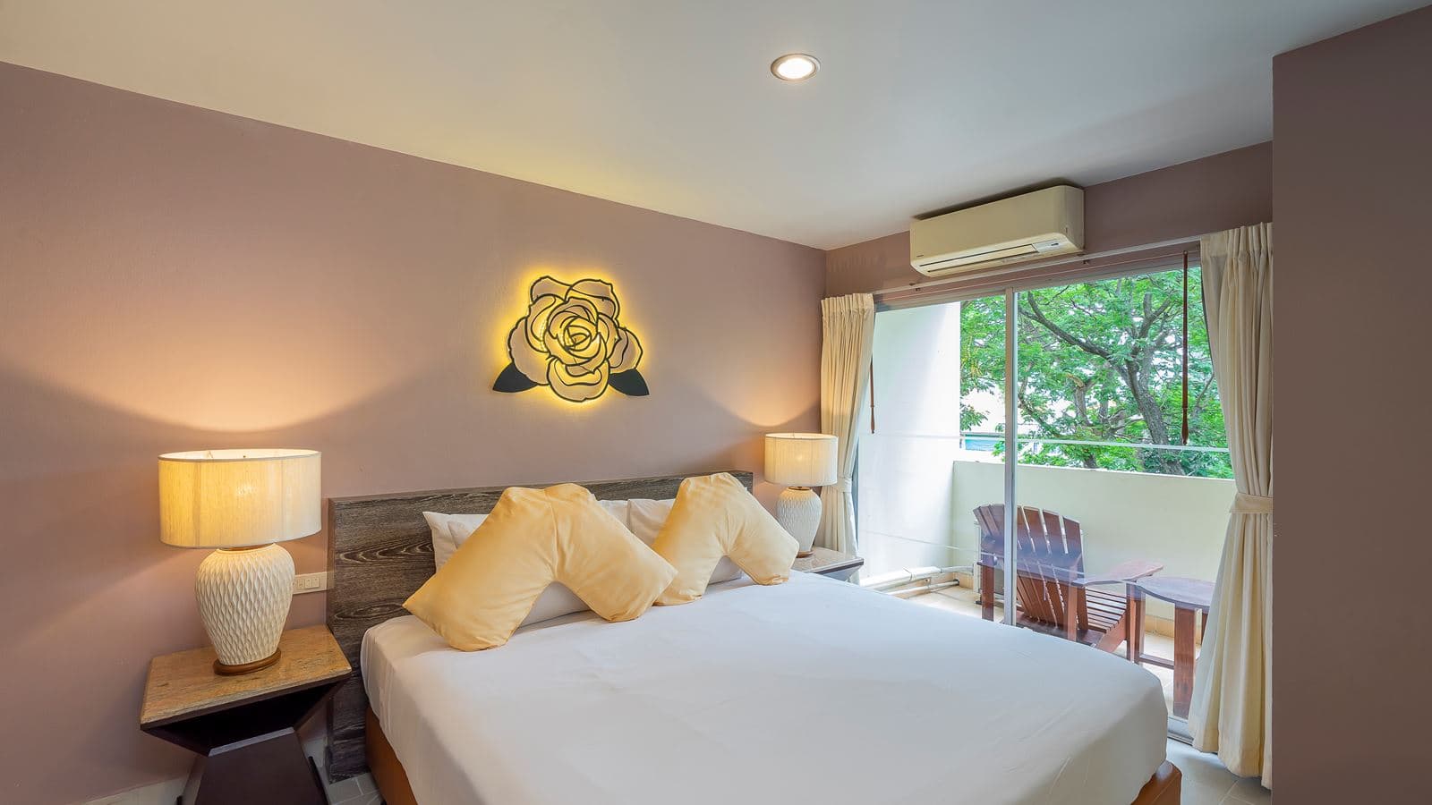 rooms-deluxe-room