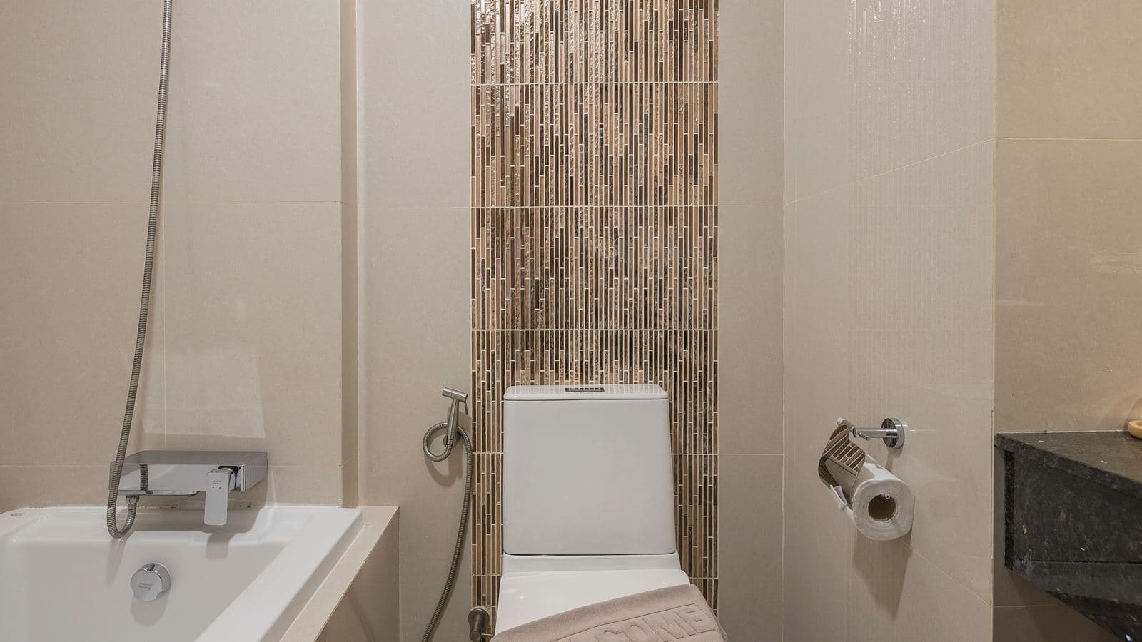 rooms-deluxe-building