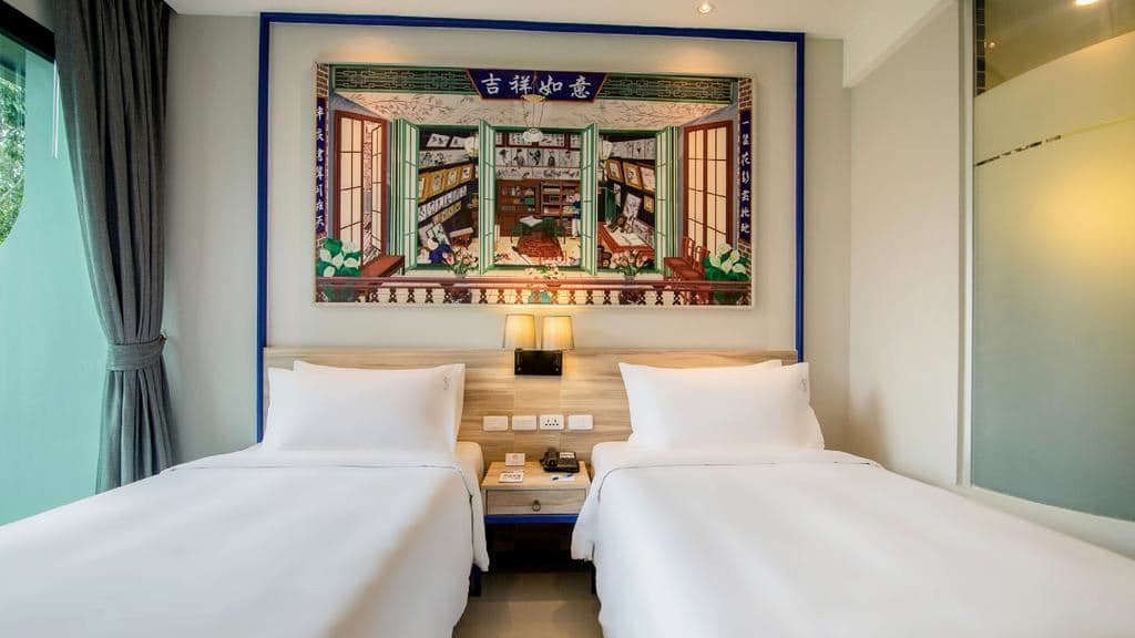 rooms-superior-pool-view-child-sharing-bed
