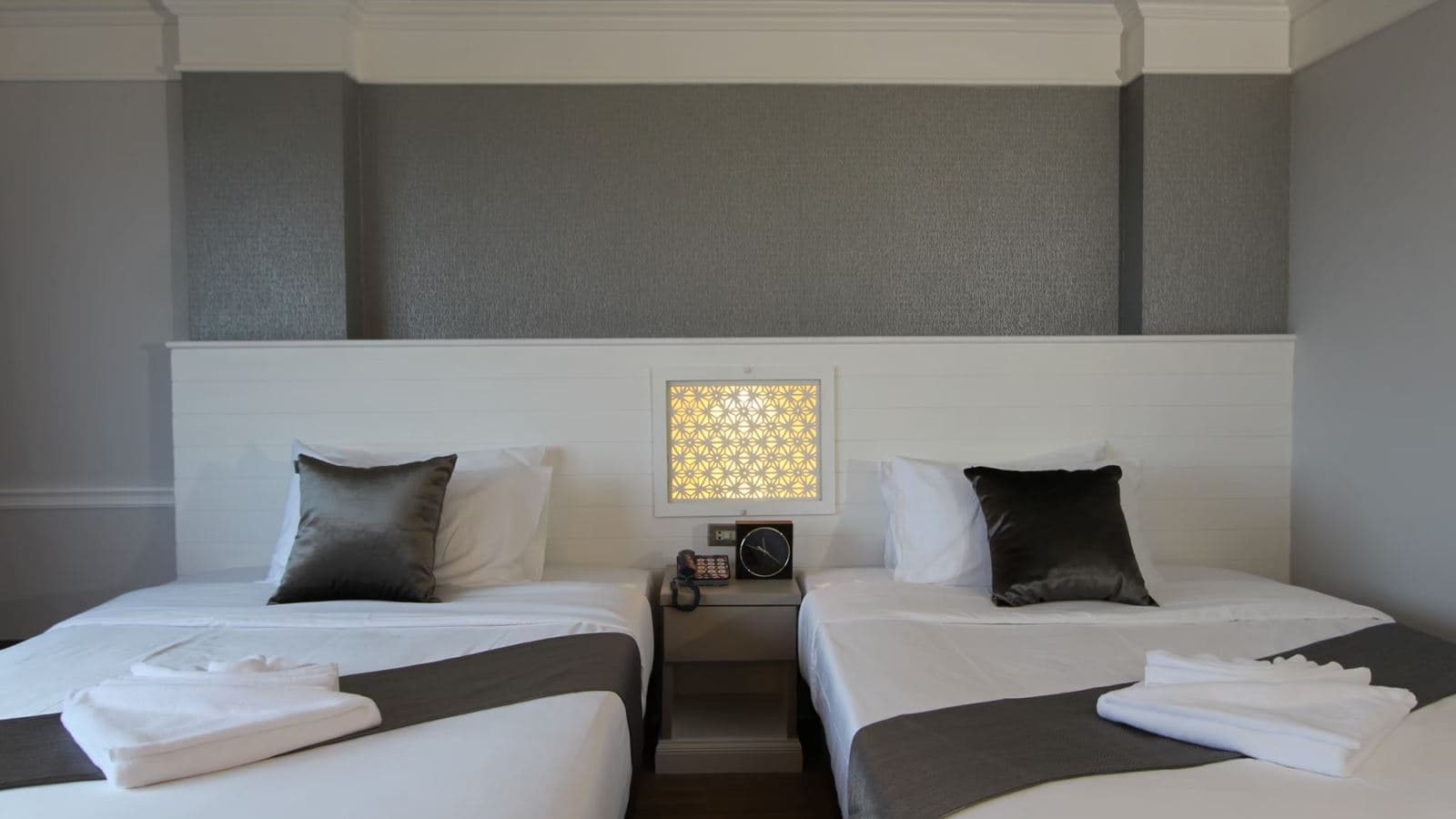 rooms-deluxe-room