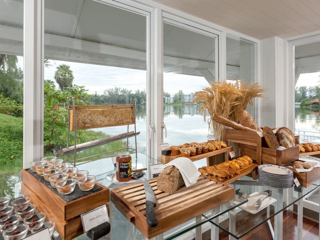 restaurants-the-club--exclusive-lounge-for-club-room-level-guests