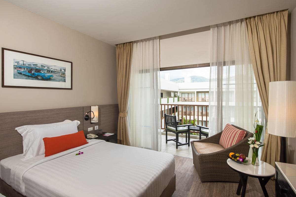 rooms-deluxe-pool-view