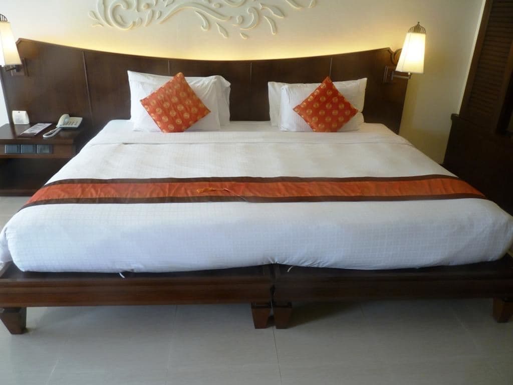 rooms-pool-access-room