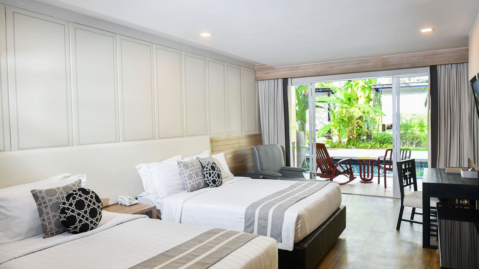 rooms-deluxe-pool-access