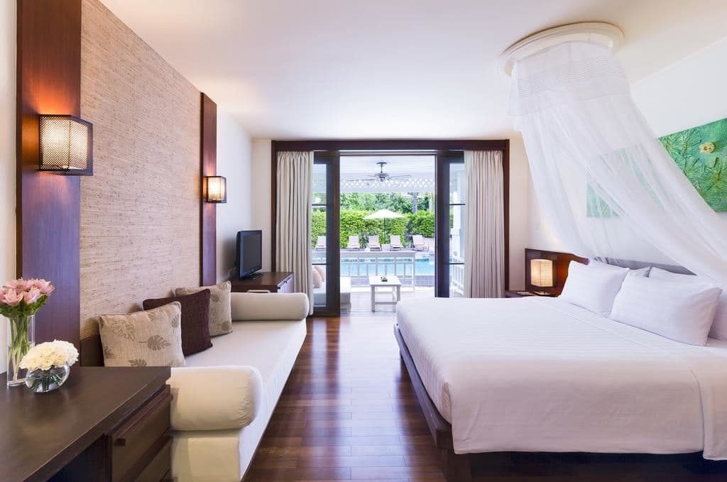 rooms-pool-access-room