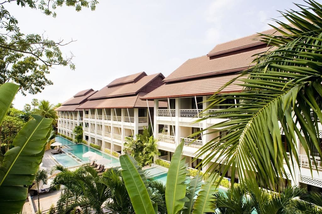 rooms-pool-access-room