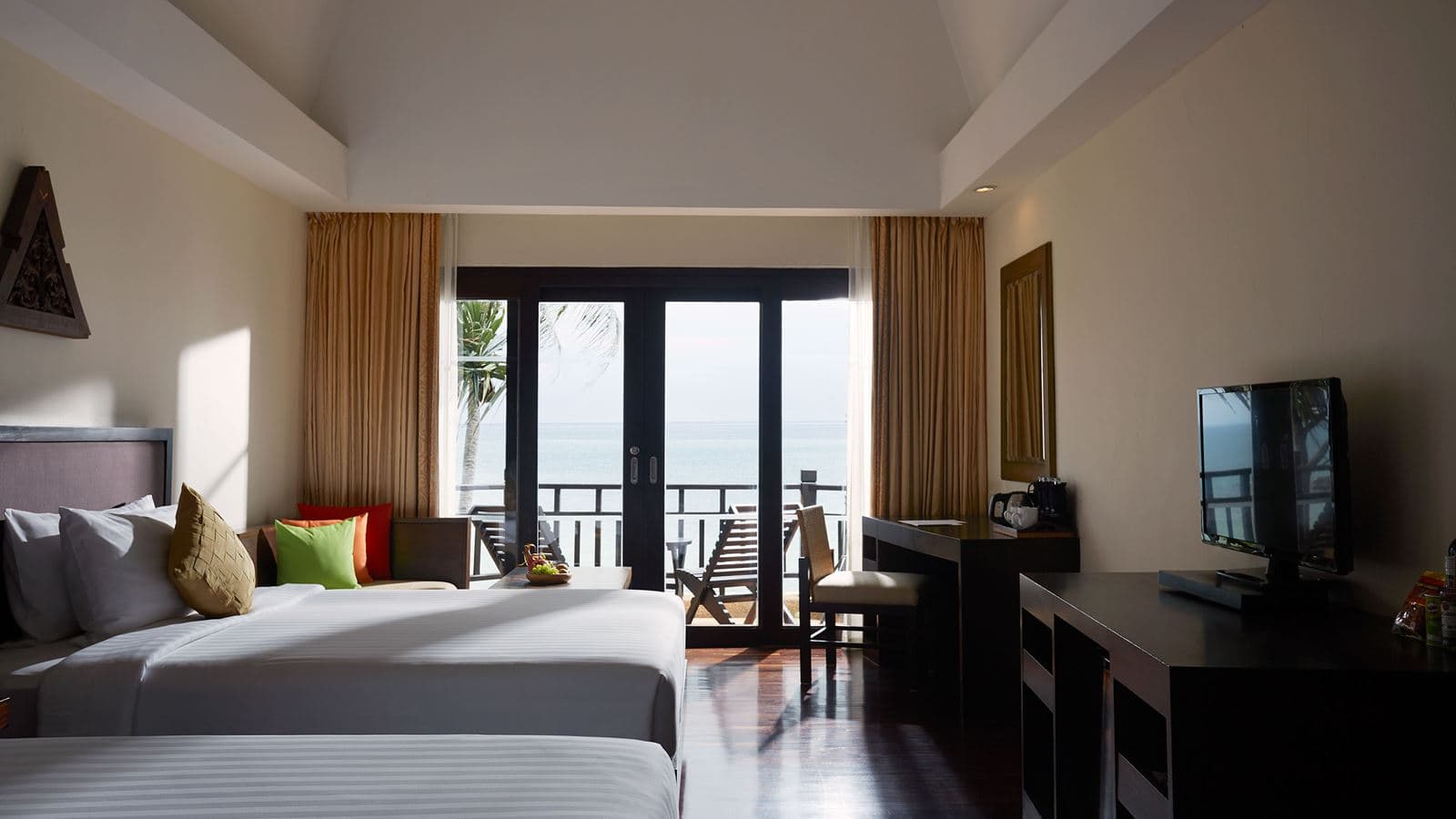 rooms-pond-room