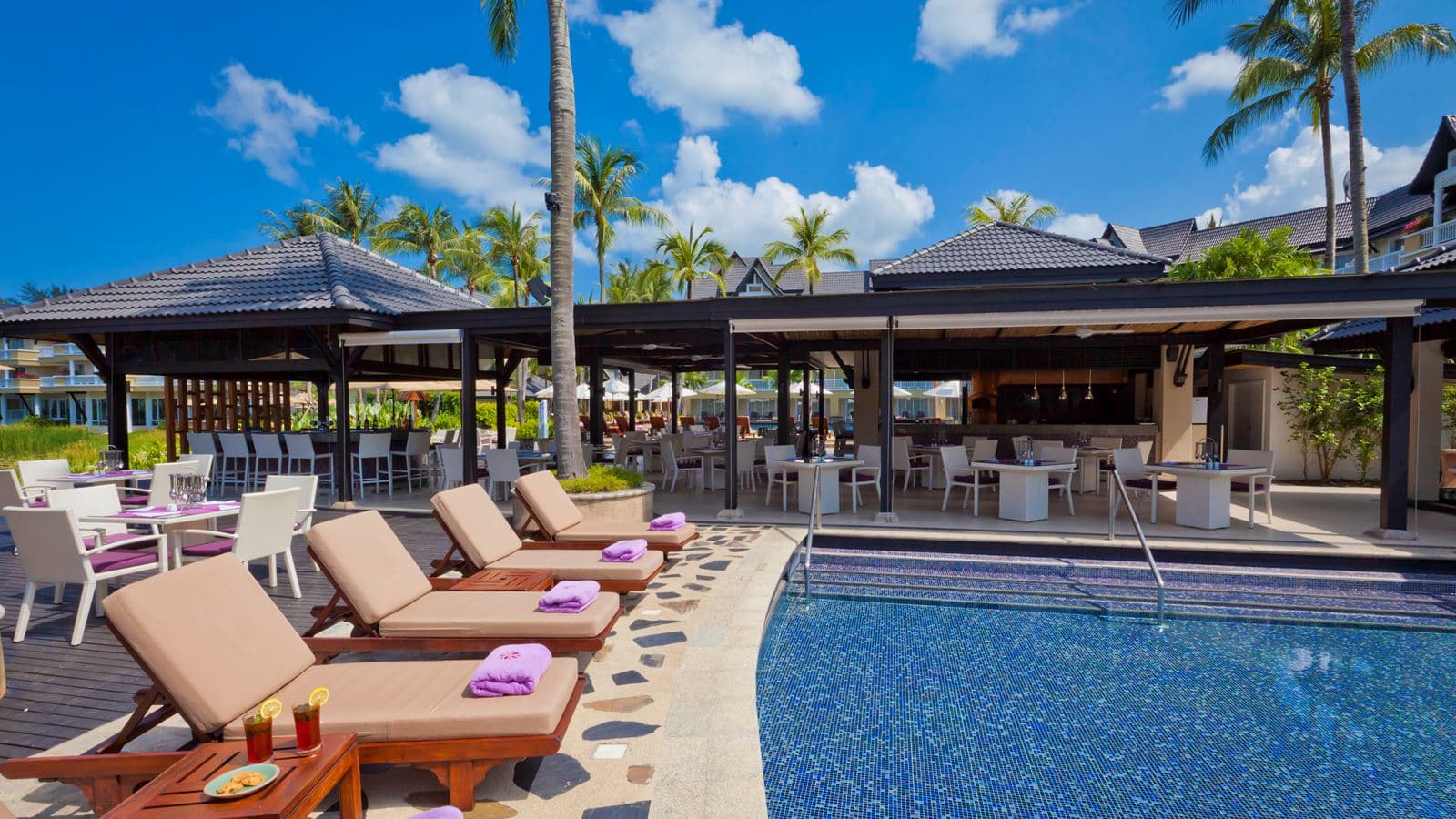 bars-poolside-bar