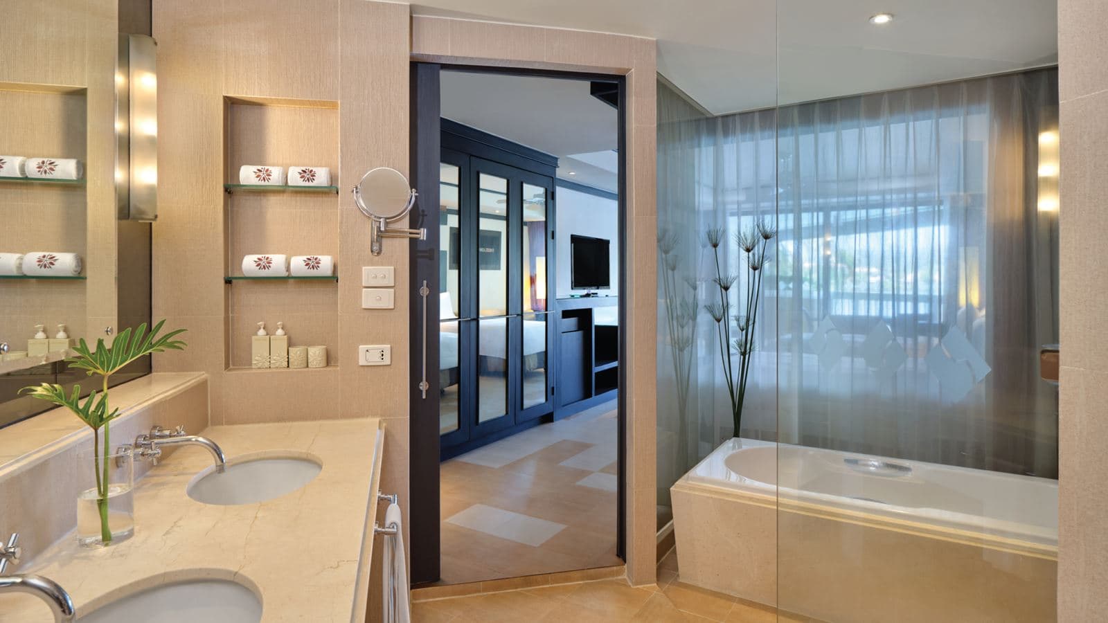 rooms-laguna-grand-room