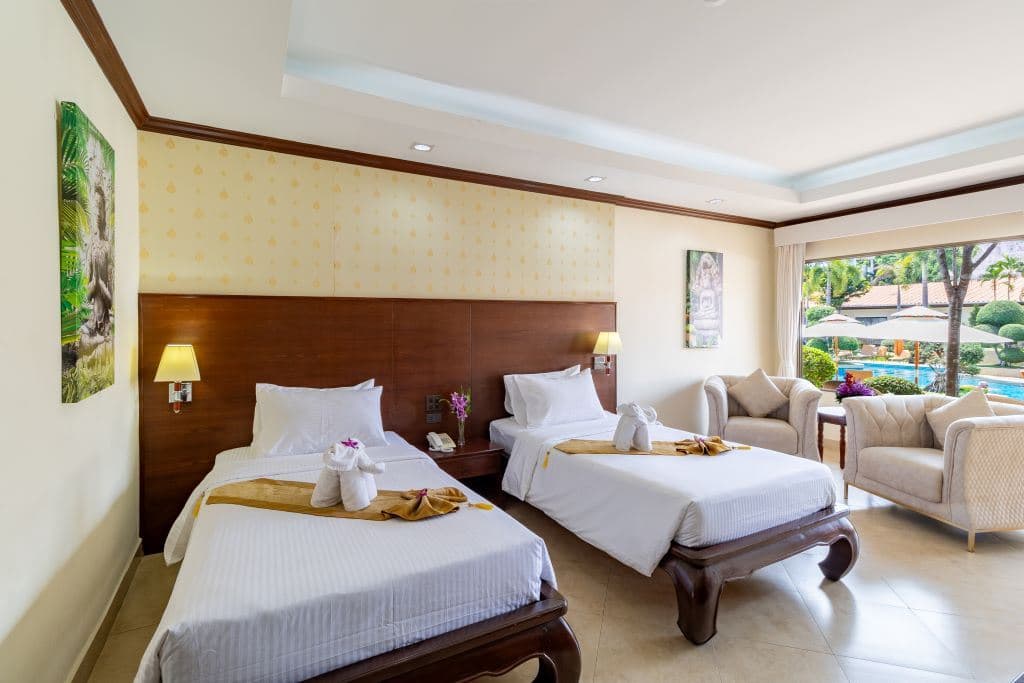 rooms-deluxe-hotel-room-pool-view
