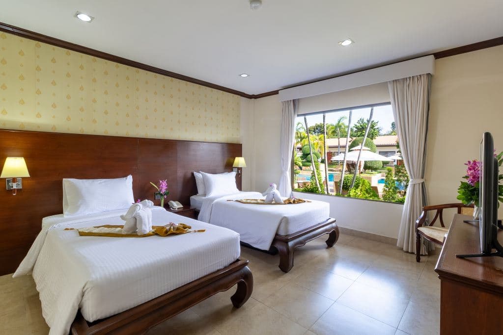 rooms-deluxe-1br-apartment-pool-view