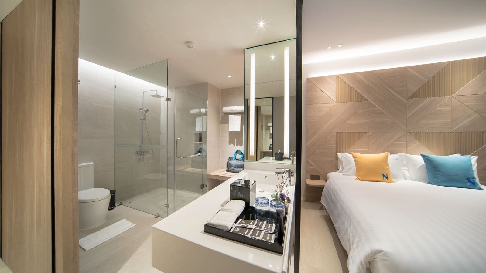 rooms-deluxe-pool-view