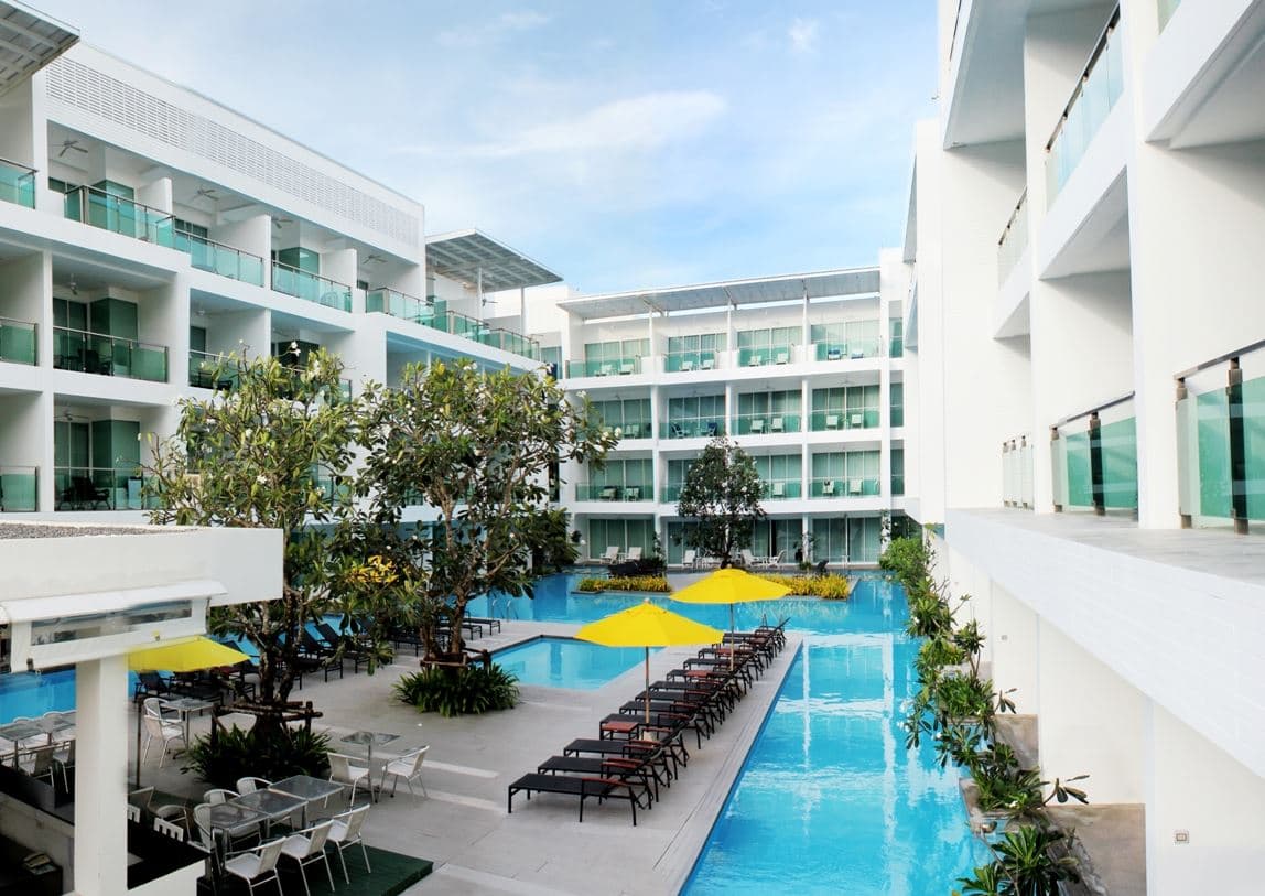 rooms-deluxe-pool-view