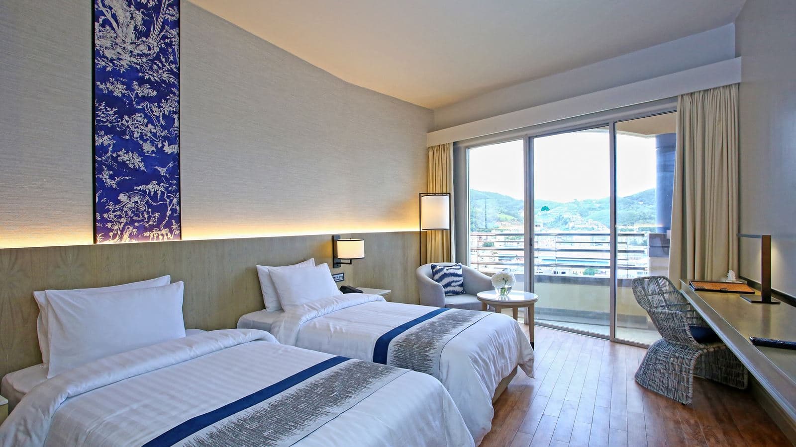 rooms-deluxe-partial-seaview