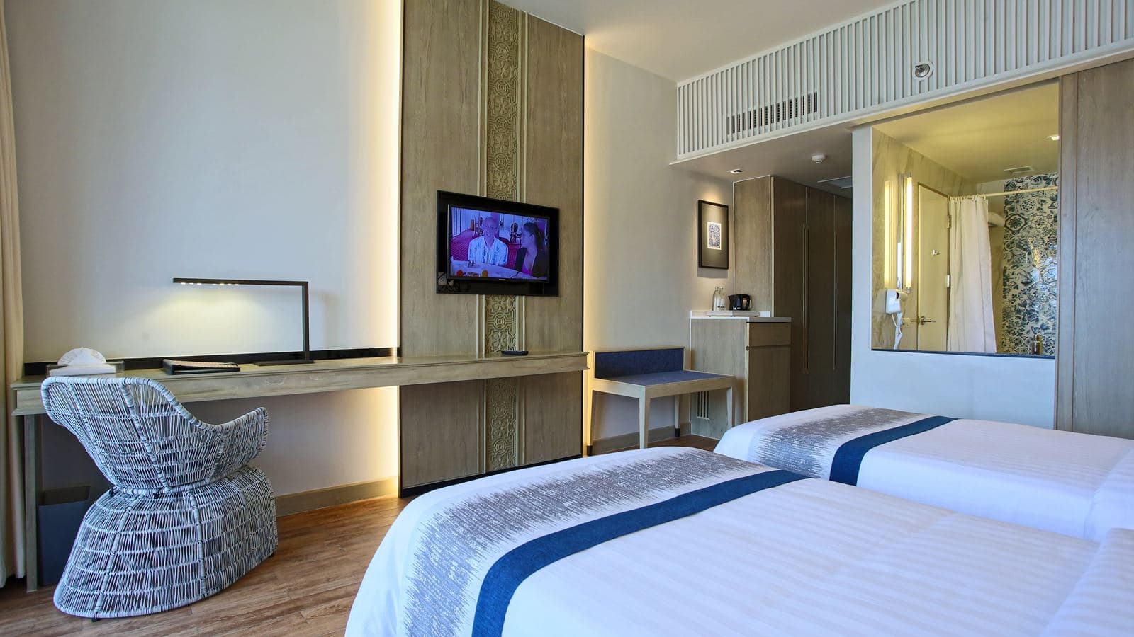rooms-deluxe-partial-seaview
