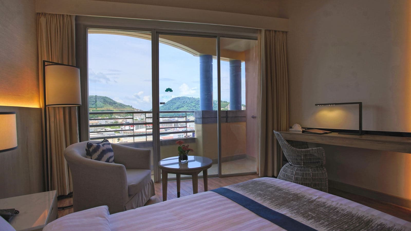 rooms-deluxe-partial-seaview
