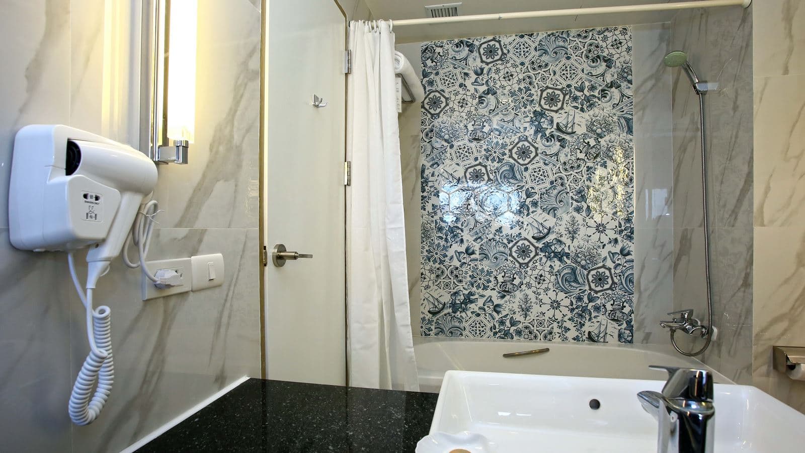 rooms-deluxe-partial-seaview