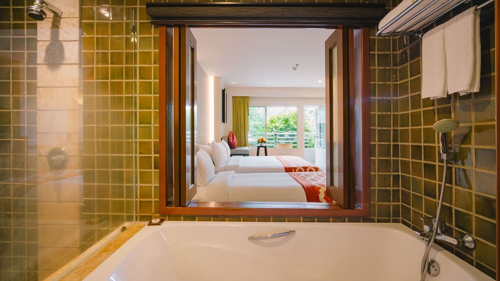 rooms-premier-deluxe-triple-royal-wing-1-queen-1-single