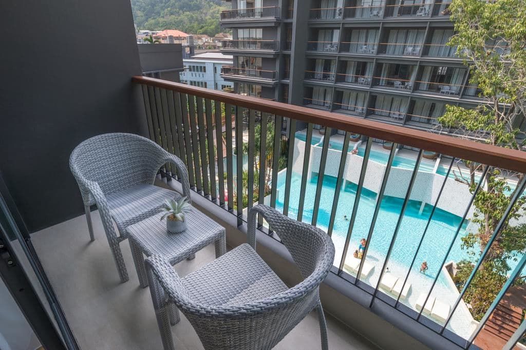 rooms-deluxe-pool-view-room