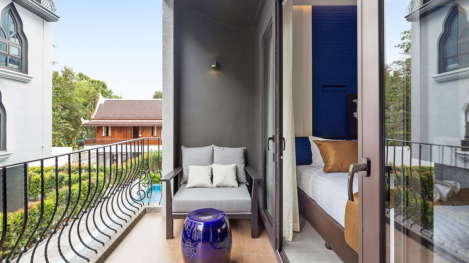 rooms-deluxe-balcony