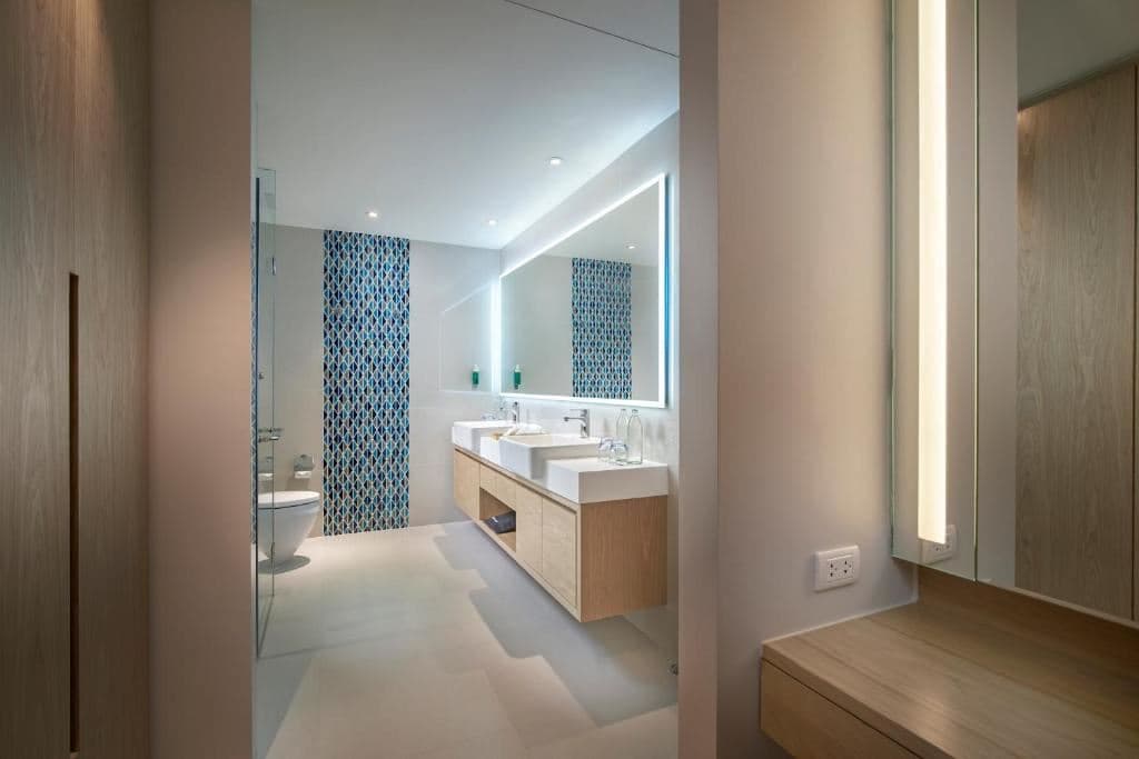 rooms-one-bedroom-suite-pool-balcony