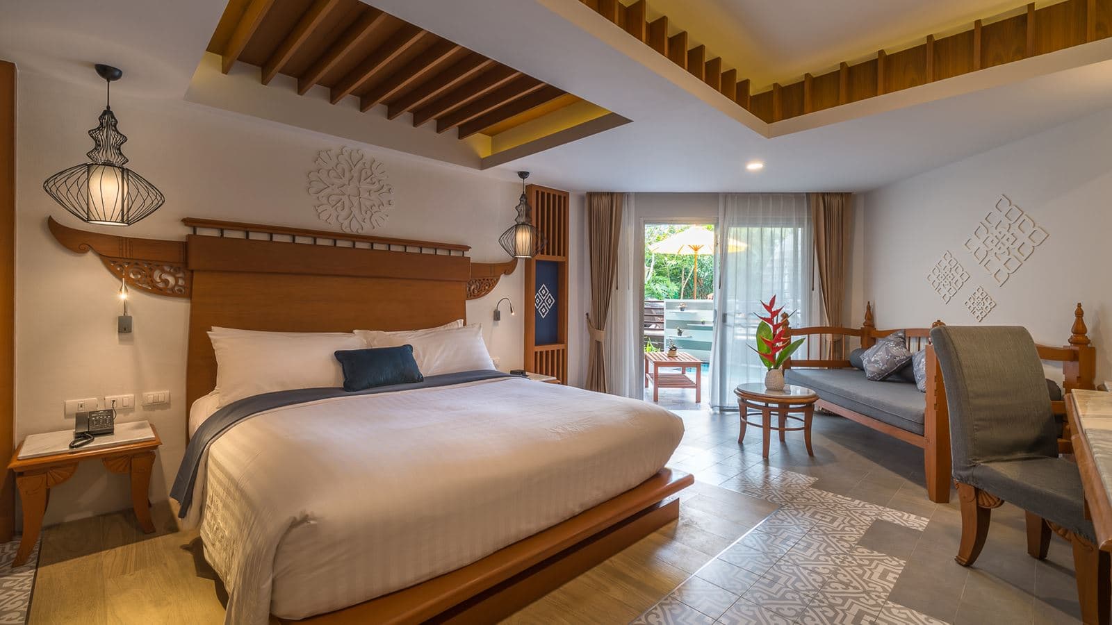 rooms-deluxe-jacuzzi-pool