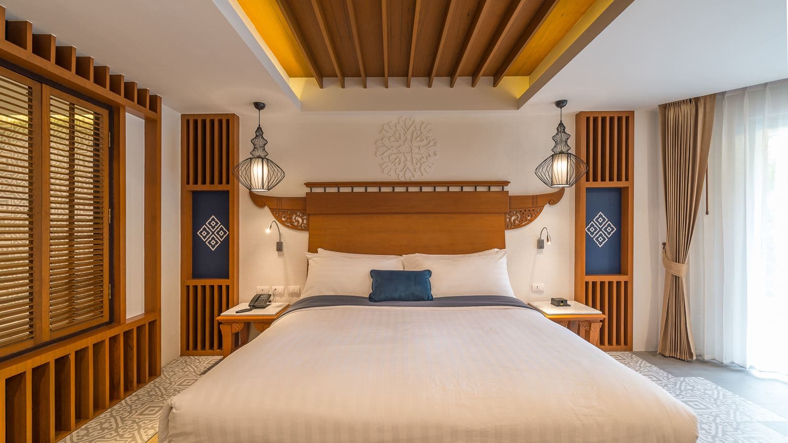 rooms-deluxe-jacuzzi-pool