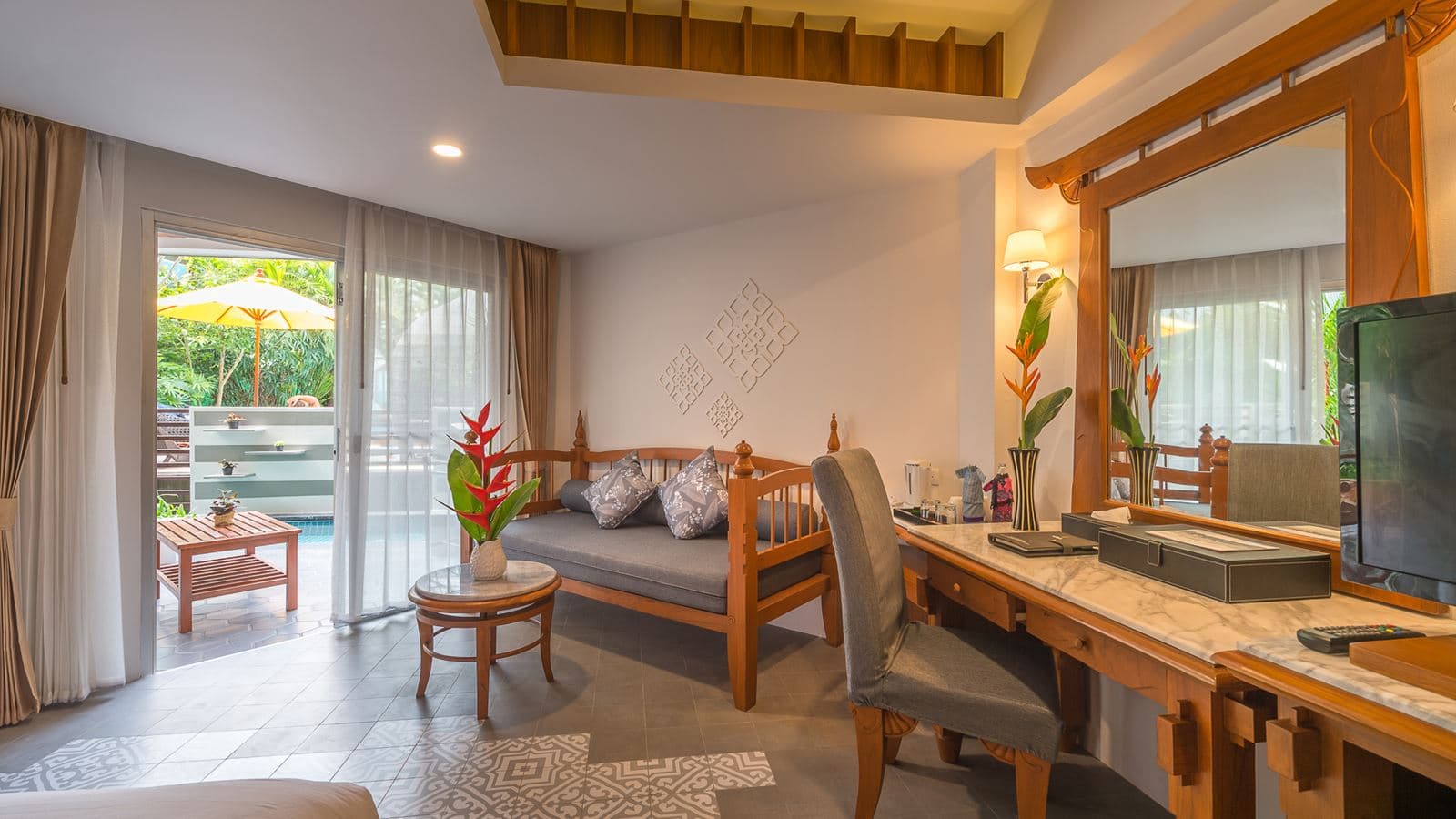 rooms-deluxe-jacuzzi-pool