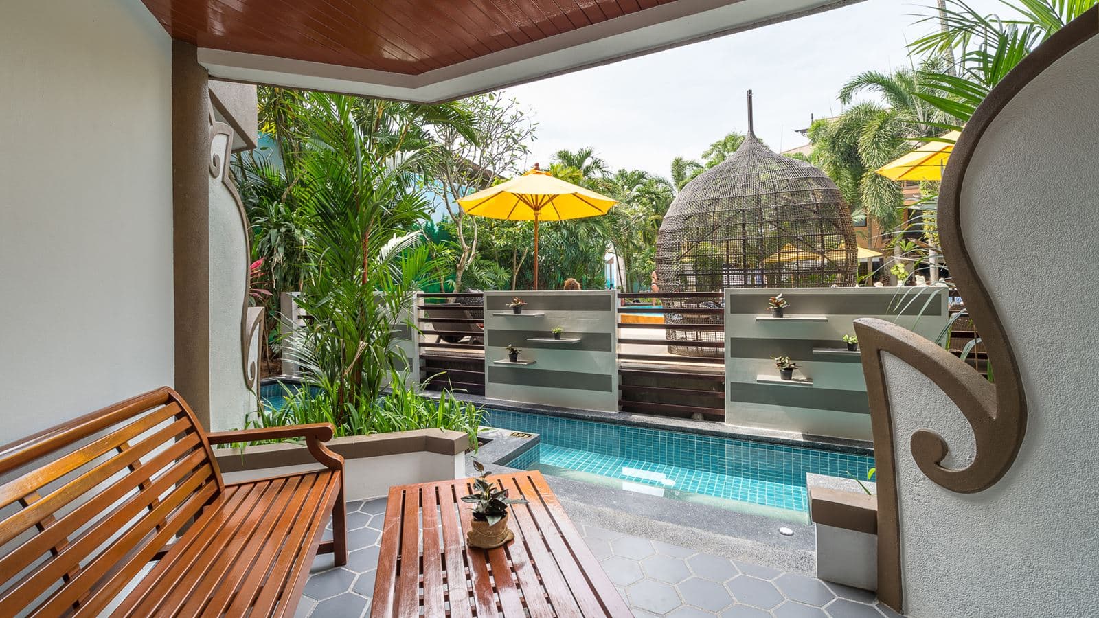 rooms-deluxe-jacuzzi-pool