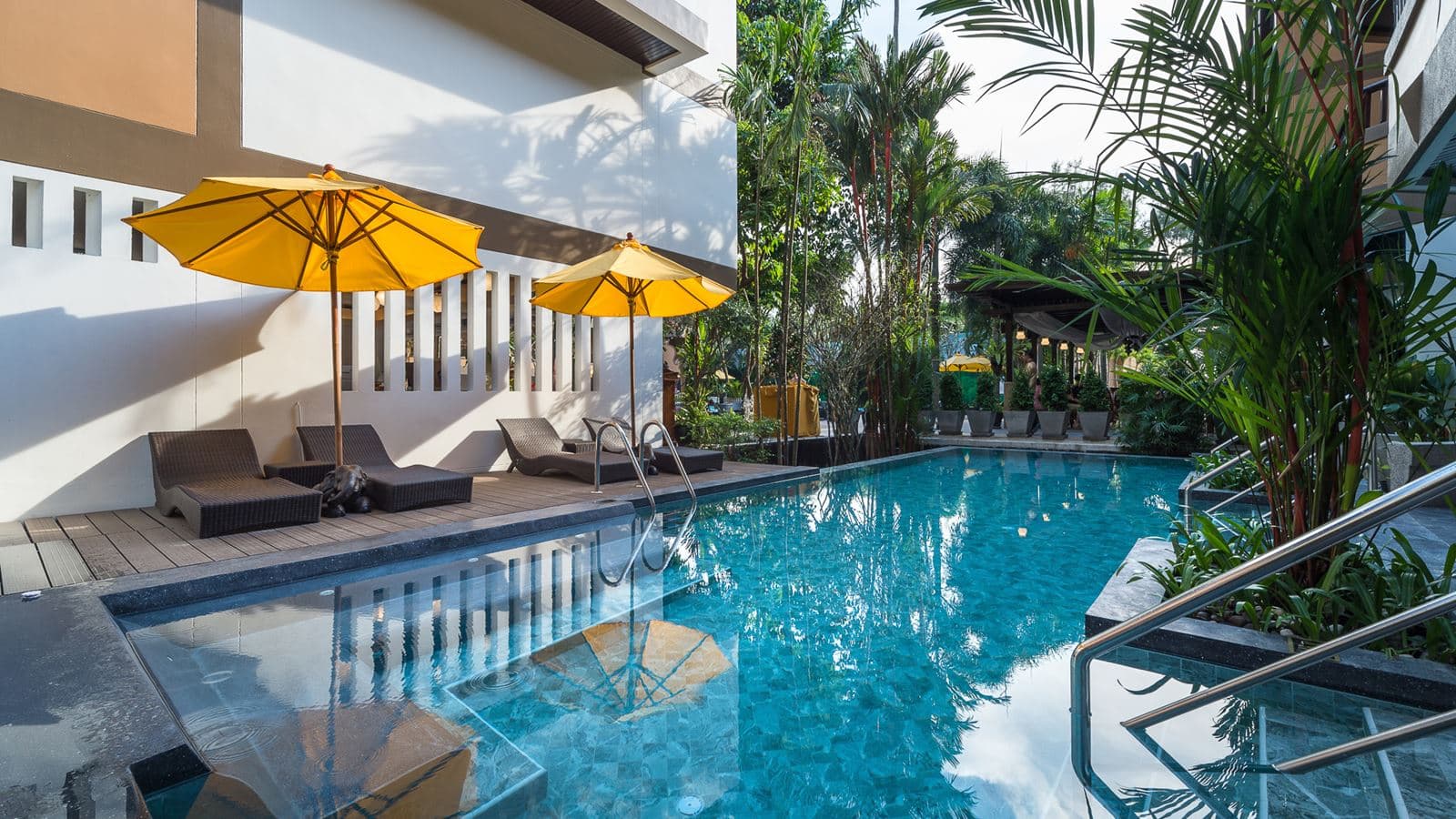 rooms-deluxe-pool-access
