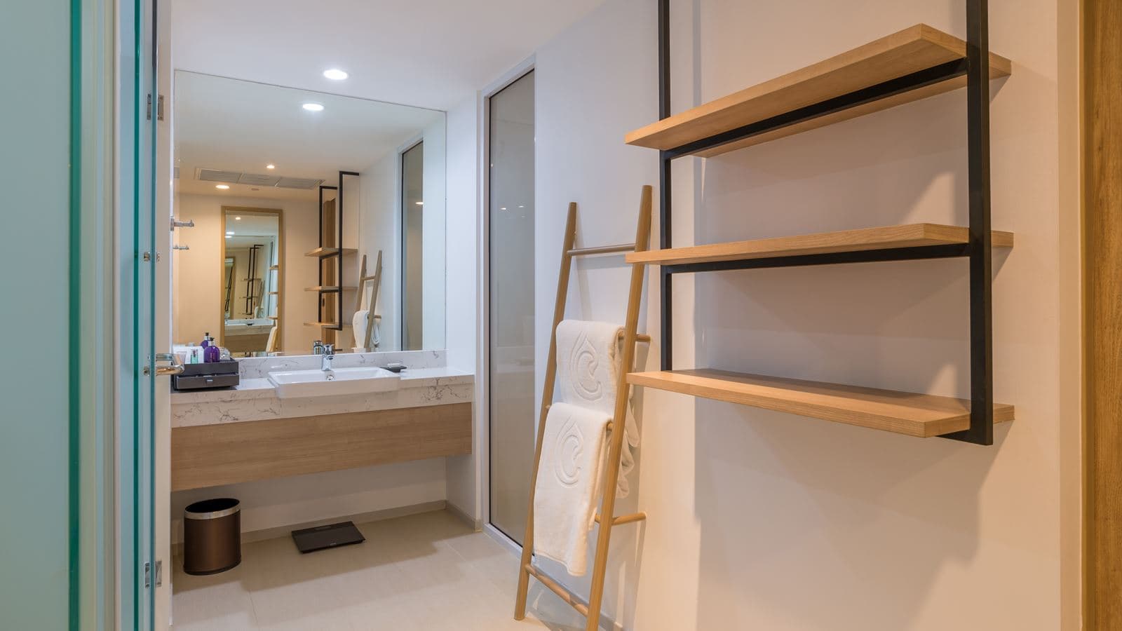rooms-premium-deluxe-pool-corner