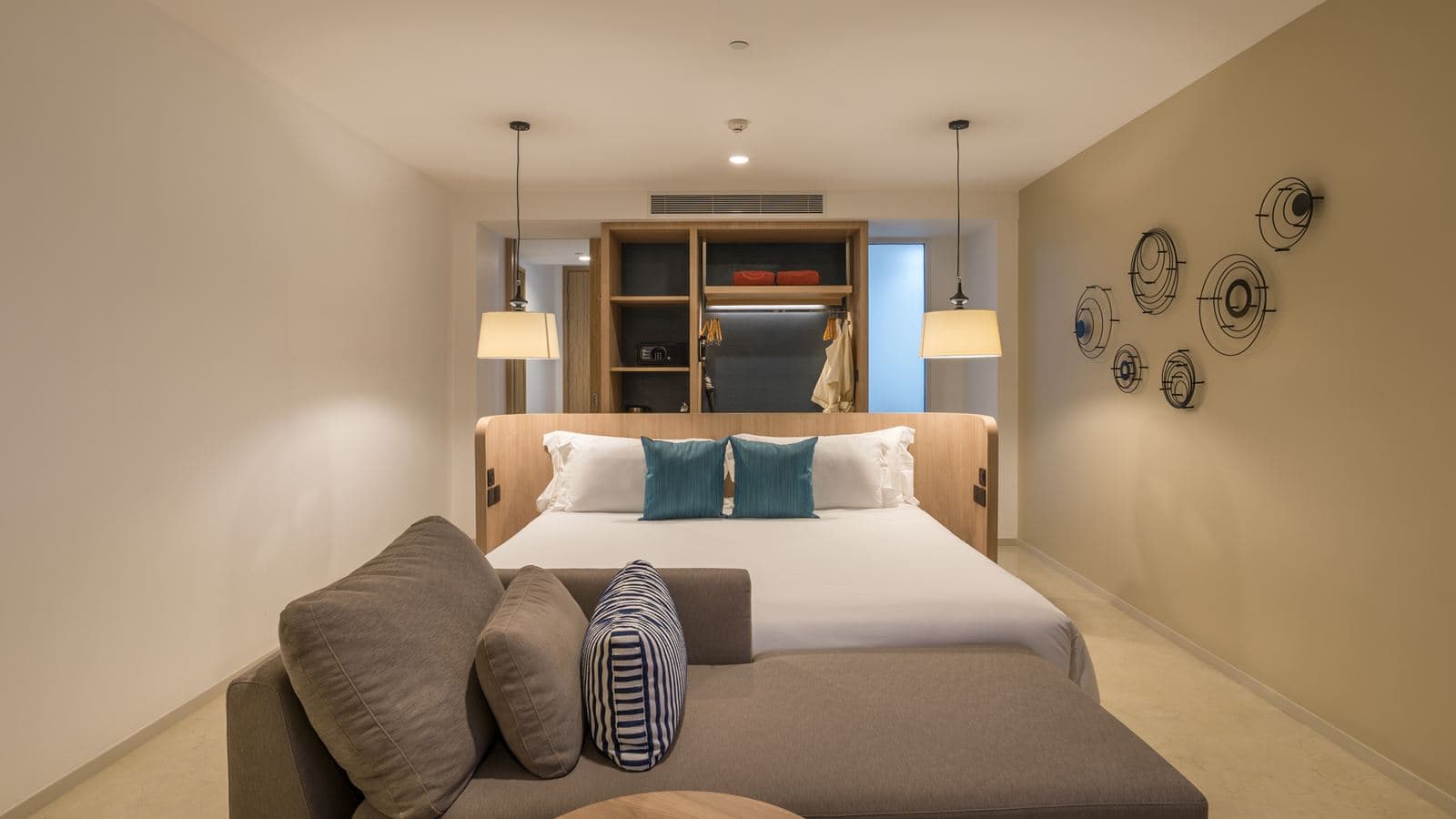 rooms-premium-deluxe-pool-corner