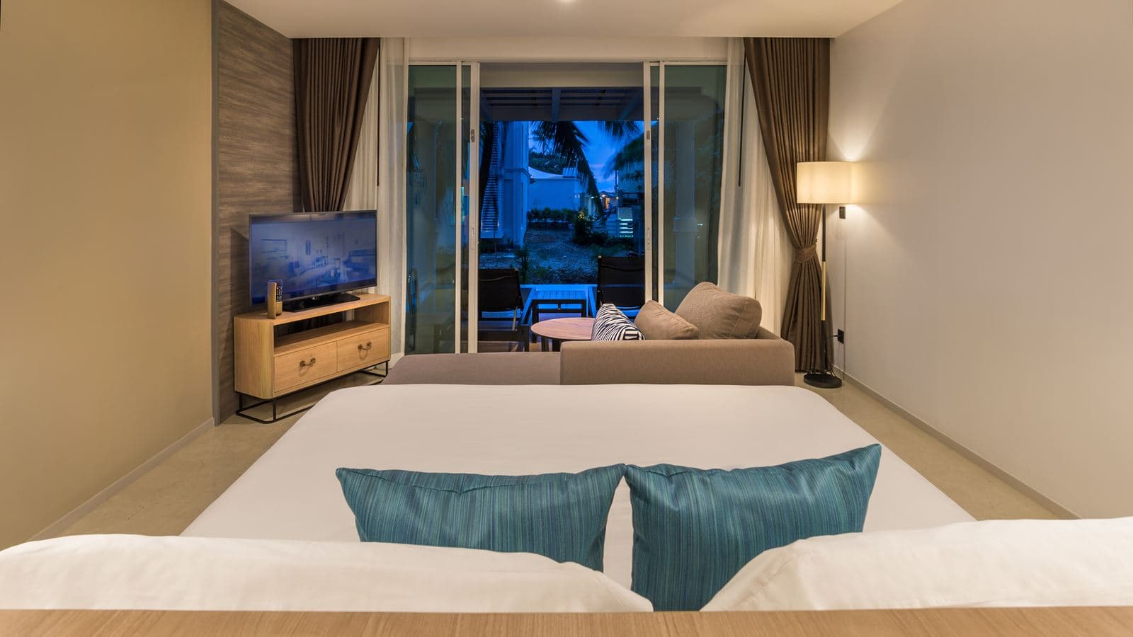 rooms-premium-deluxe-pool-corner