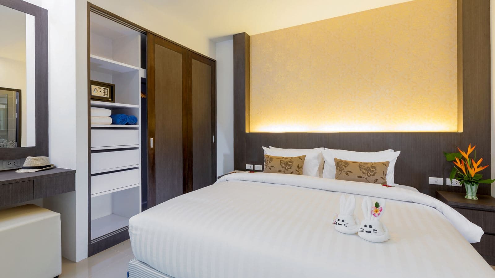 rooms-one-bedroom-suite-pool-access