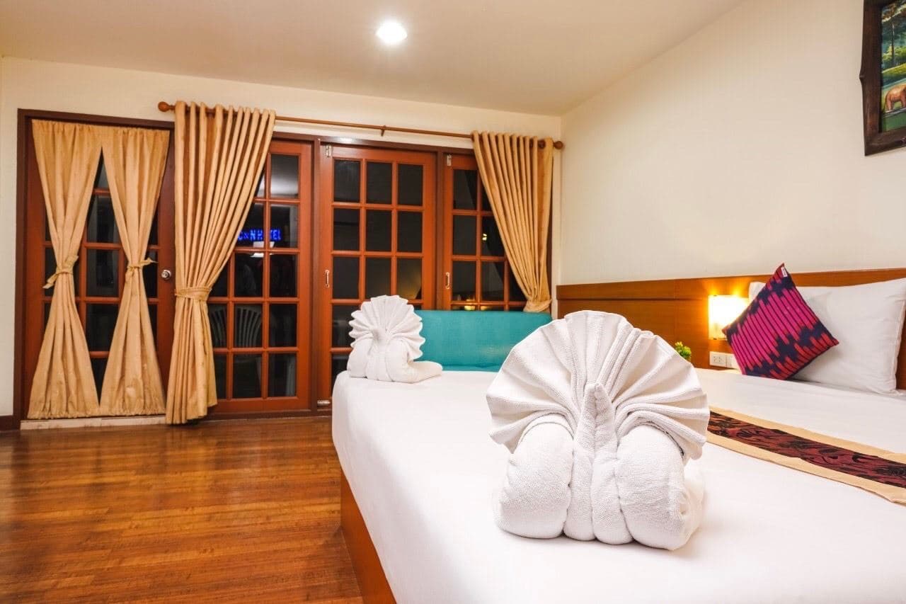 rooms-deluxe-pool-view